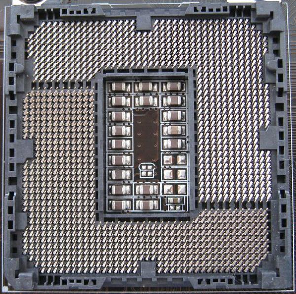 Розетка LGA-1155 (Источник изображения:   Репродукция / Wikimedia Commons   )